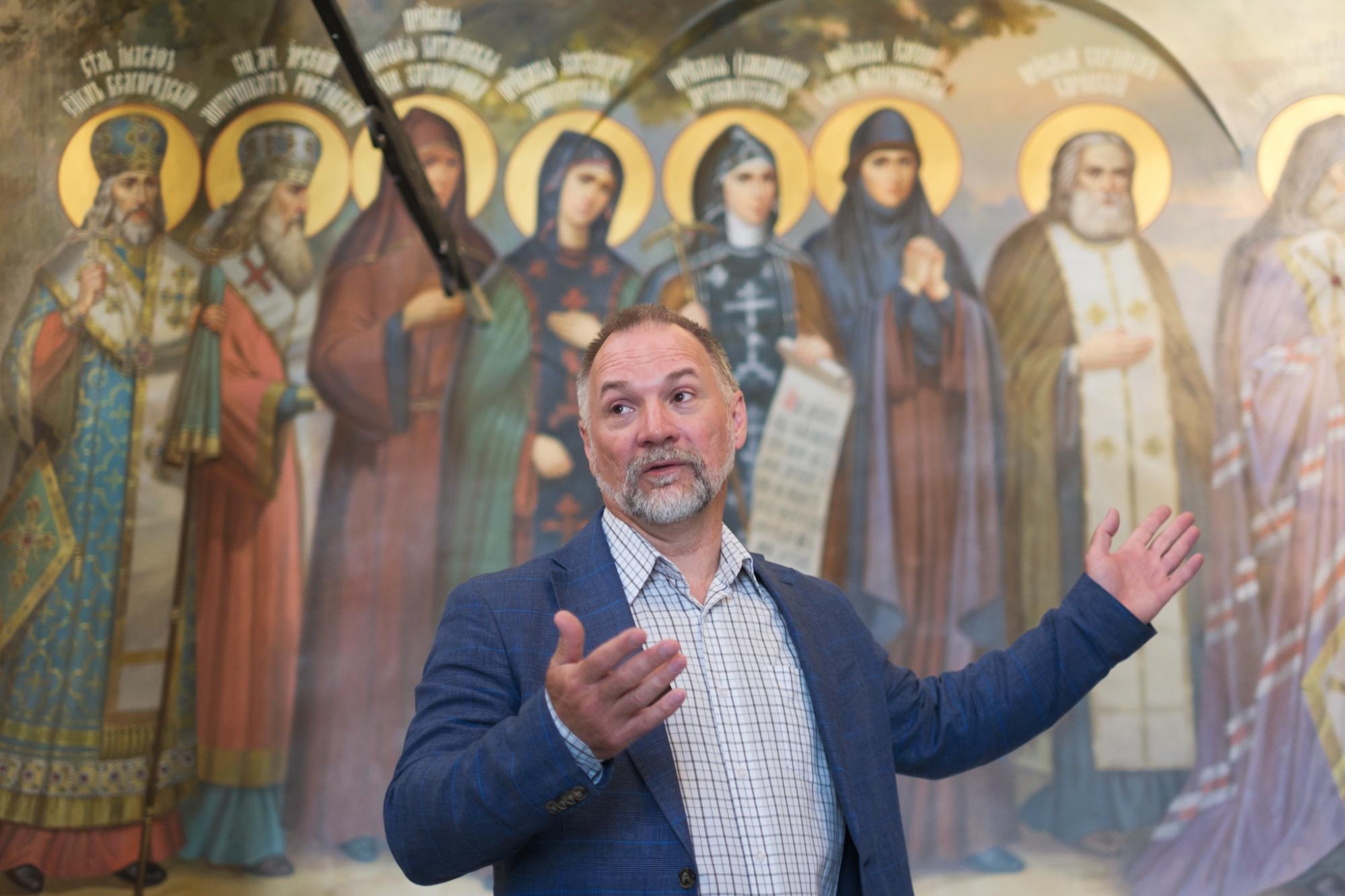 Окупація почалась із фресок? Навіщо МП зобразив у Лаврі покровителя ядерної зброї РФ